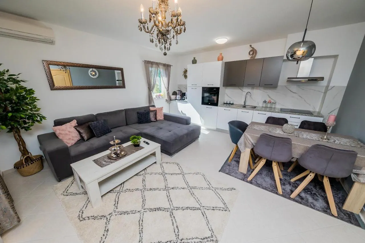 Ivana Apartment تروغير