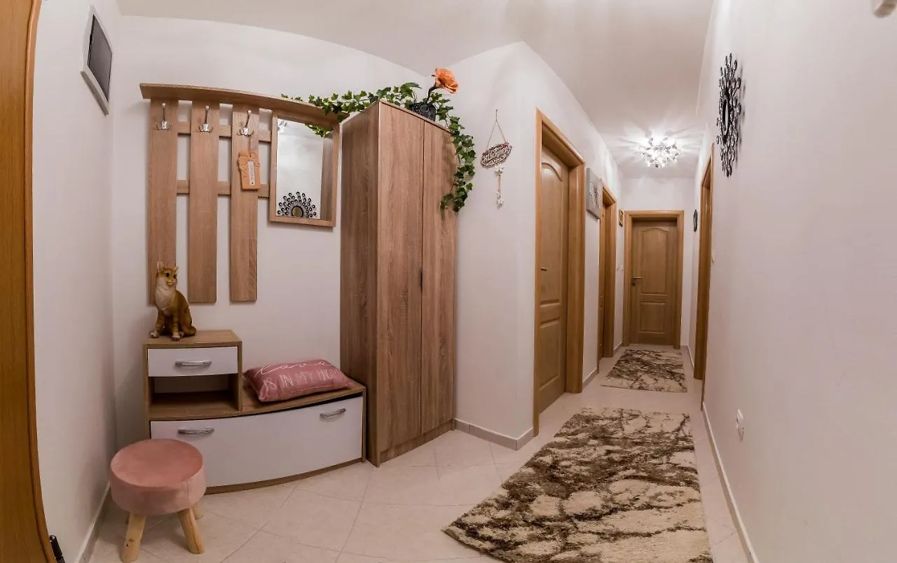 Ivana Apartment Trogir 0*,